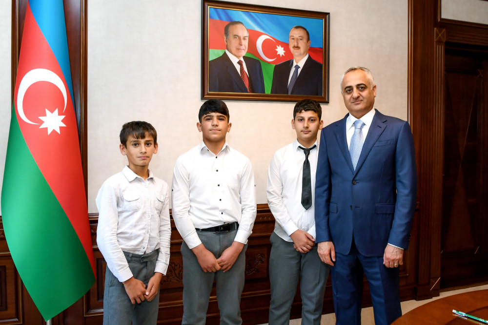Səlahiyyətli nümayəndə müsabiqə və yarışlarda qalib olan şagirdlərlə görüşüb